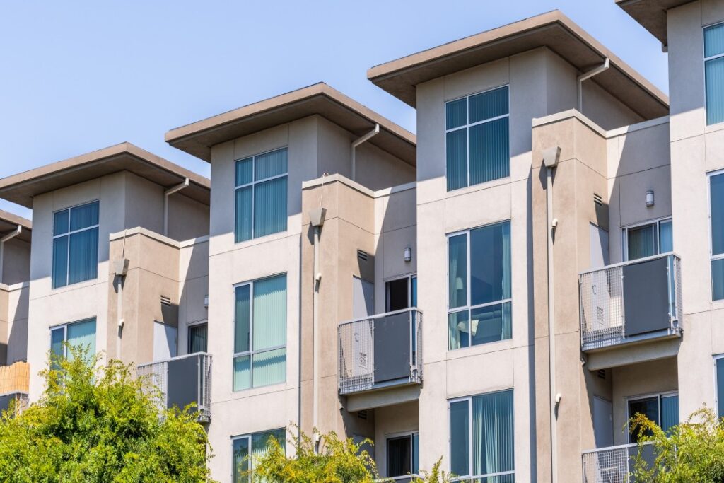Multifamily Property Management for Growing Investors 2 Multifamily Property Management for Growing Investors